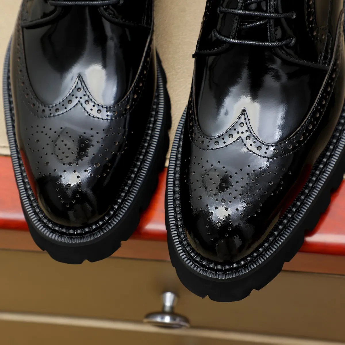 Men's shoes 💰620 💰 Louis Vuitton LV ® Autumn and Winter 🆕 models 🔛Full shoe counter First layer cowhide, 🐂leather lined casual shoes for men, super soft outsole, essential for driving. Counter synchronized original first layer cowhide completely 1:1 mold customization 🌹Top version, 2 colors available! Number: 38-45 (37.46. Customized)